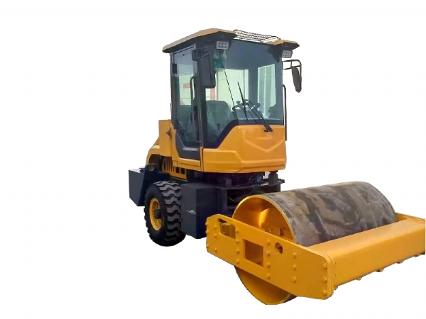 小型壓路機(jī)保養(yǎng)注意事項(xiàng)